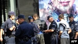 Policija legitimiše grupu desničara, Beograd, septembar 2009