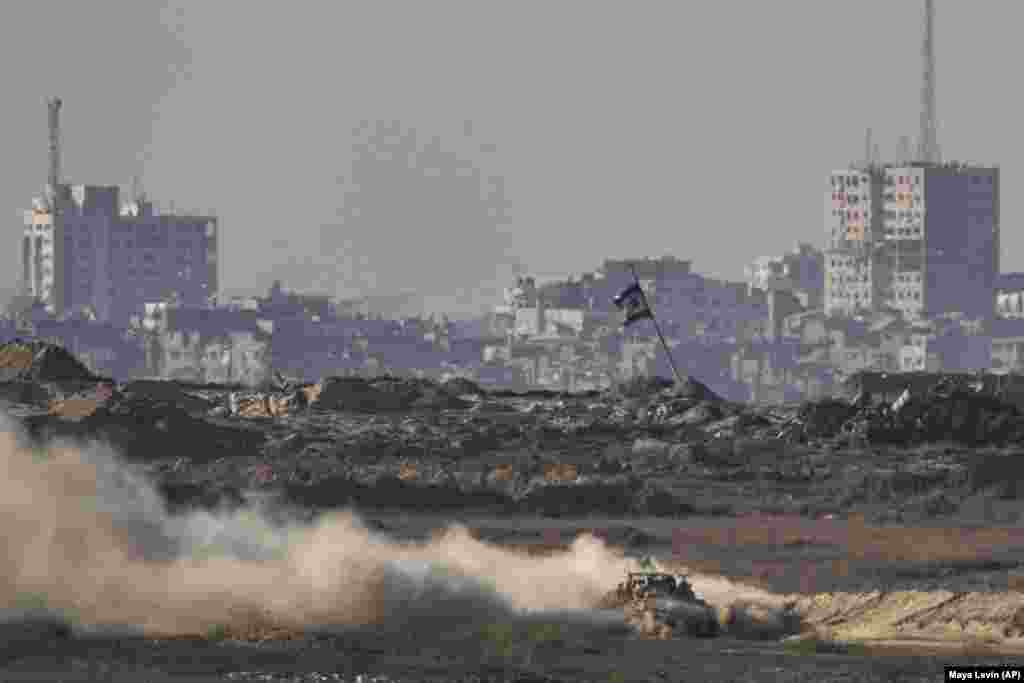 Izraelsko oklopno vozilo kreće se kroz područje Pojasa Gaze, fotografisano iz južnog Izraela, 29. avgusta.