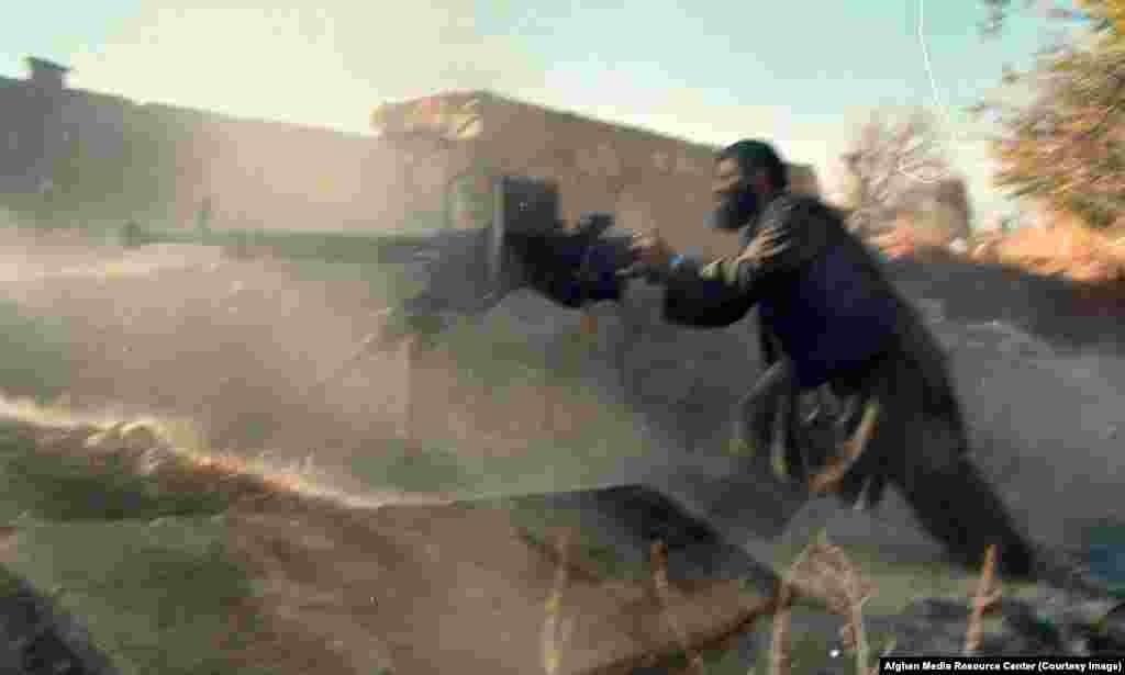 Borac za teškom automatskom puškom. Neke od mudžahedina koje je finansirala CIA bili su radikalni islamisti koji će kasnije formirati grupe organizovane kao “terorističke organizacije”. Iako se Osama bin Laden borio protiv Sovjeta, osporavano je da je ikada primao pomoć od Sjedinjenih Država.