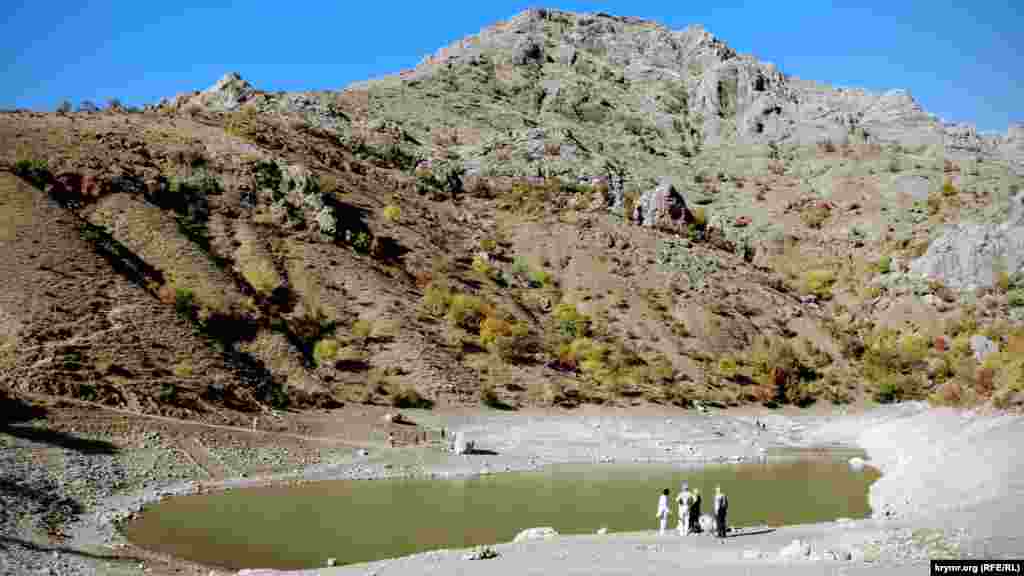 Озеро Панагия – изюминка Зеленогорья. Оно располагается в живописном ущелье на высоте 290 метров над уровнем моря