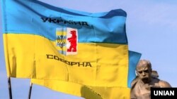 Прапори біля пам’ятника Тарасу Шевченку в Ужгороді, 14 жовтня 2017 року (ілюстраційне фото)