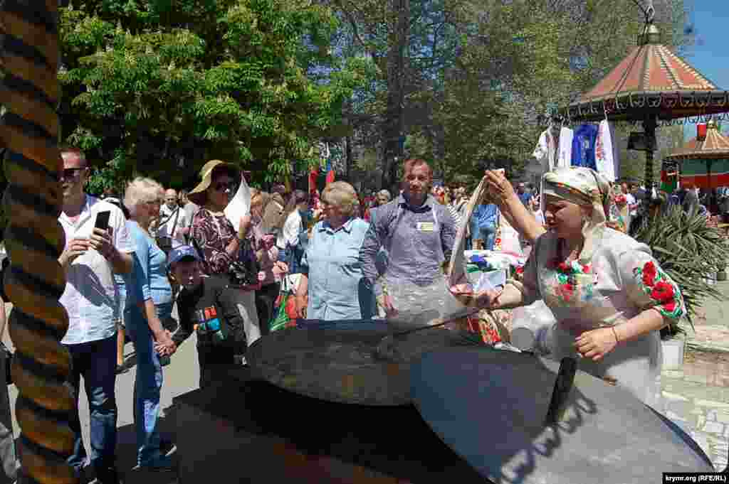 Активист УНКОС Татьяна Аничина (справа — в национальном костюме) готовит украинский борщ. Он уже почти готов