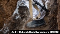 Внаслідок пострілу снайпера український військовий отримав важке поранення і пізніше помер