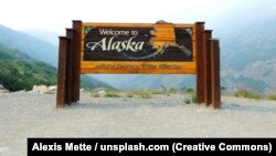 Znak "Dobrodošli na Aljasku" na autoputu Klondajk, SAD