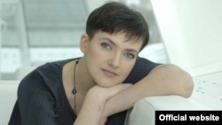 Світлини української льотчиці Надії Савченко, яку Росія утримує в СІЗО