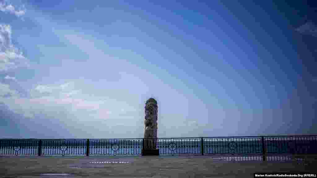 Город Светлодарск. По ту сторону пруда – поддерживаемые Россией сепаратисты. В момент съемки оттуда, в сторону соседнего населенного пункта Луганское, выстрелили из миномета 82-го калибра. Такой мирный пейзаж в немирном Светлодарске