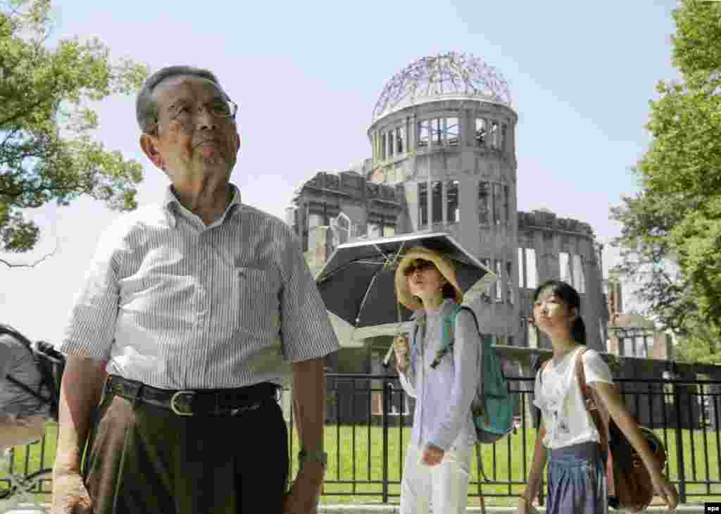 1 августа 2015 года. Выживший при бомбардировке 82-летний Мицуо Кодама вблизи "Атомного купола" - здания, которое до войны было Выставочным центром Торгово-промышленной палаты Японии. В результате атомной бомбардировки здание было сильно повреждено, но уцелело, несмотря на то, что находилось всего в 160 метрах от эпицентра