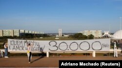 Umjetnički performans "Otišla je nečija ljubav - 30.000 mrtvih" u Braziliji, 2. jun 2020. 