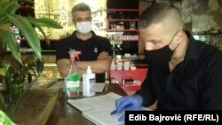 Nošeenje maski u tržnom centru u Sarajevu