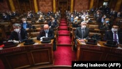 Srpska napredna stranka uživa podršku 163 poslanika (od ukupno 250), delom i zahvaljujući opozicionom bojkotu izbora od 21. juna 2020. Deo opozicije traži izmenu izbornih uslova i za izbore najavljene za 2022. Na fotografiji poslanici vlasti na sednici Skupštine iz maja 2020. 