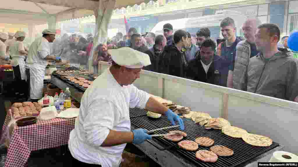 Postavljeno je više štandova sa hranom. Učesnicima skupa dele se besplatno hrana i piće.