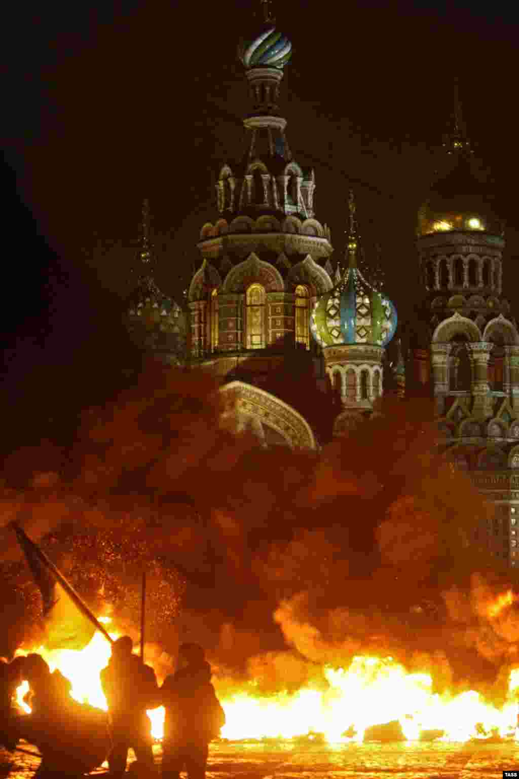 Участники акции "Свобода" принесли на мост автомобильные покрышки, сложили из них баррикады и подожгли