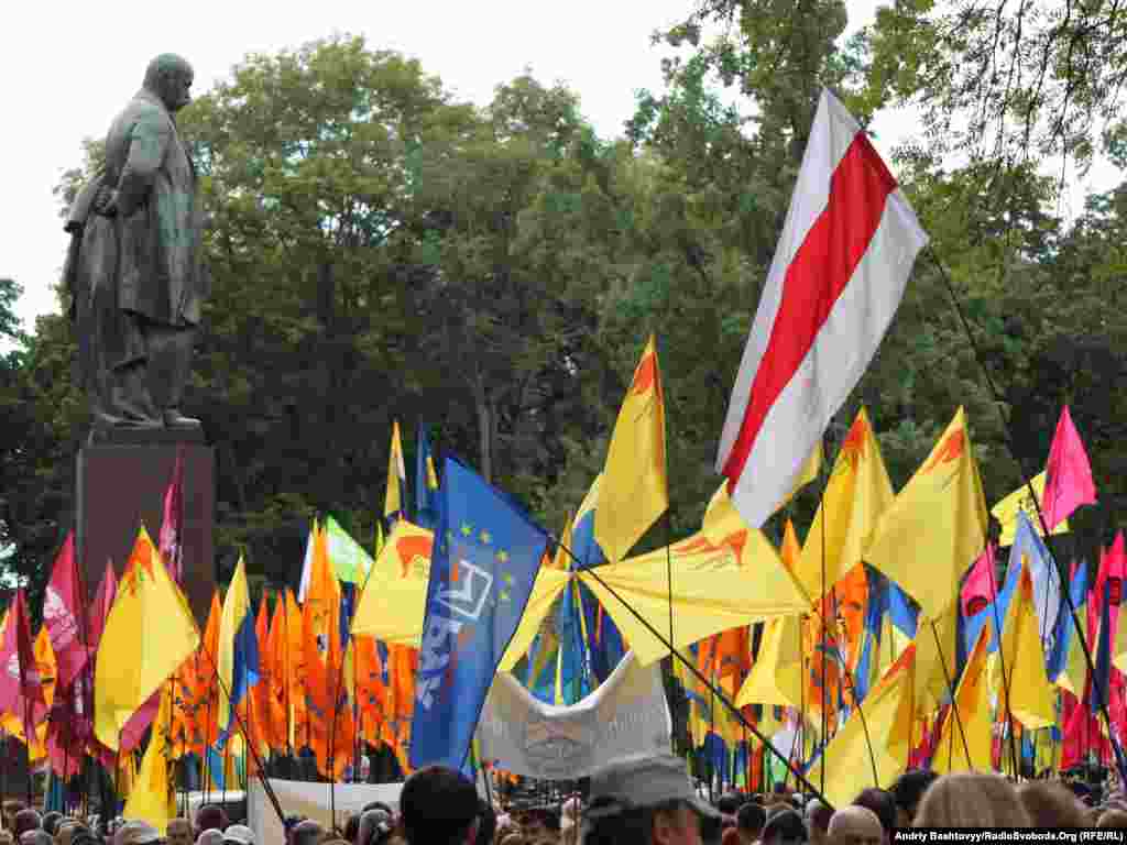 У вівторок увечері Київський окружний адміністративний суд заборонив опозиційним партіям проводити акції 24 серпня на центральних вулицях столиці, які призначені для офіційного відзначення.