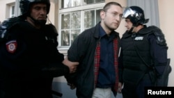 Goran Davidović prilikom hapšenja 2007. godine u Novom Sadu, arhvska fotografija