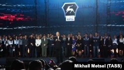 Vladimir Putin okružen radnicima u fabrici automobila u Nižnjem Novgorodu