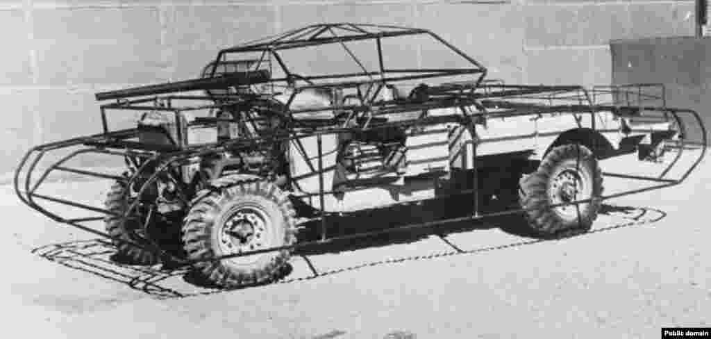 ...и джипы под танки. На фотографии металлический каркас танка на джипе до того, как на него нашили деревянные панели. 