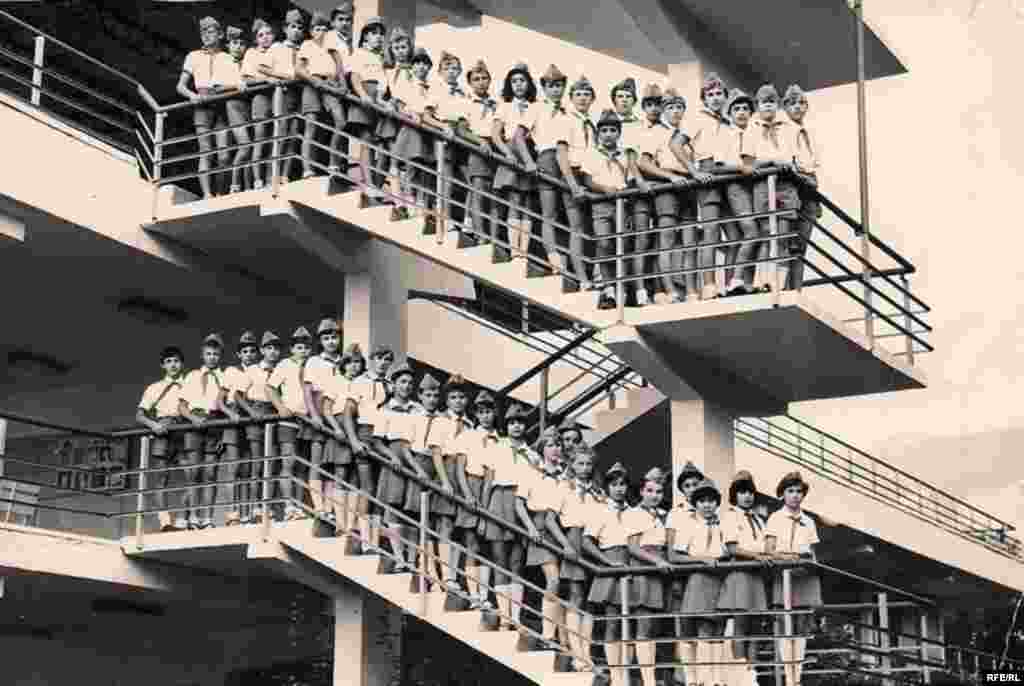 Построение пионеров в "Артеке" для групповой фотографии. Крымский климат позволял лагерю работать без перерыва на зиму, ежегодно принимая у себя до 27 тысяч детей.