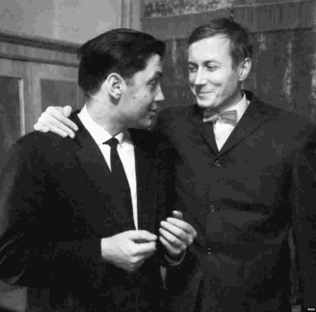 С Робертом Рождественским, 1962