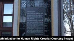 Sporna ploča "Za dom spremni" i protestna intervencija Inicijative mladih za ljudska prava preko tog natpisa