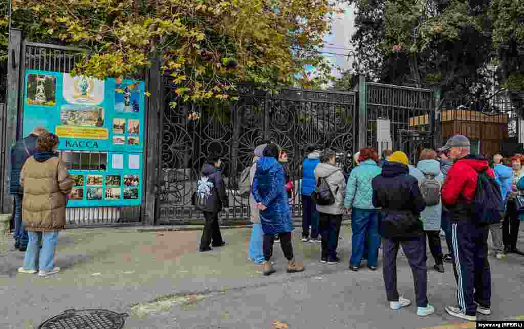 На территории санатория и его старинного парка проводятся организованные экскурсии. Цена билета – 400 рублей, для детей и пенсионеров – в два раза дешевле