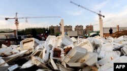 Novi zakon, izglasan u septembru prošle godine, stupa na snagu 3. jula i zabranjuje, između ostalog, plastične "štapiće za uši, escajg, tanjire, slamke, kašičice i čaše".