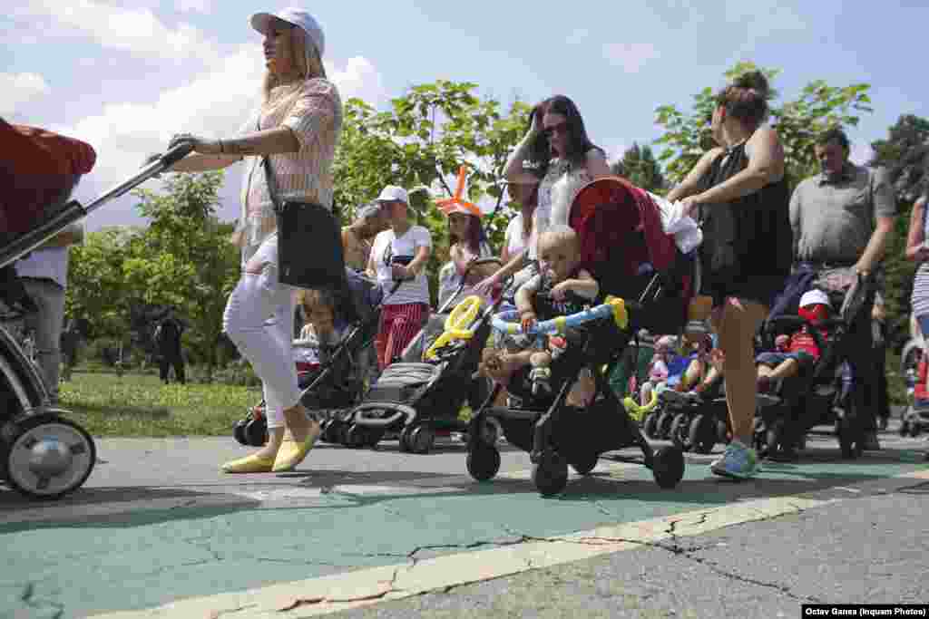 Peste jumătate dintre copiii născuți în România (55,3%), în 2020, au mame salariate, iar 33,5% au mame casnice.