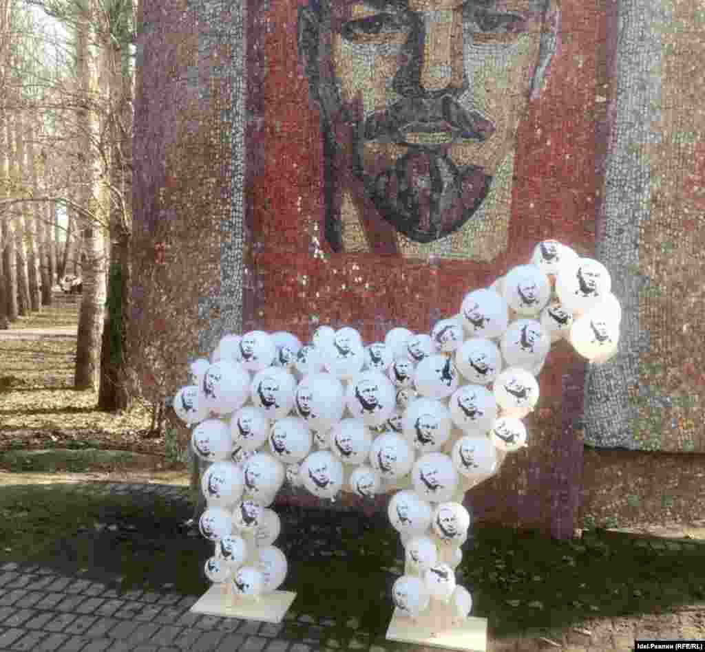 "Если не Путин, то конь?": в Казани прошел арт-пикет "Открытой России"