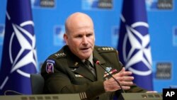 General Kristofer Kavoli na pres-konferenciji u sedištu NATO-a u Briselu, 18. januara 2024.