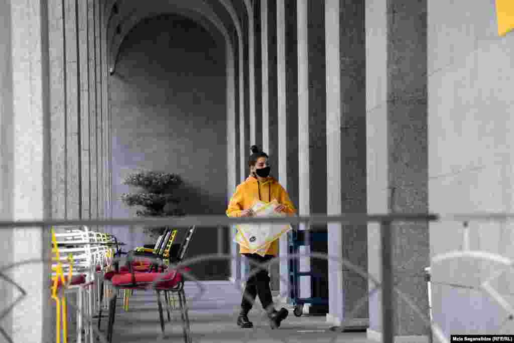 კაფეებსა და რესტორნებს 16 ოქტომბრიდან, 22:00 საათიდან დილამდე, მუშაობა ეკრძალებათ.