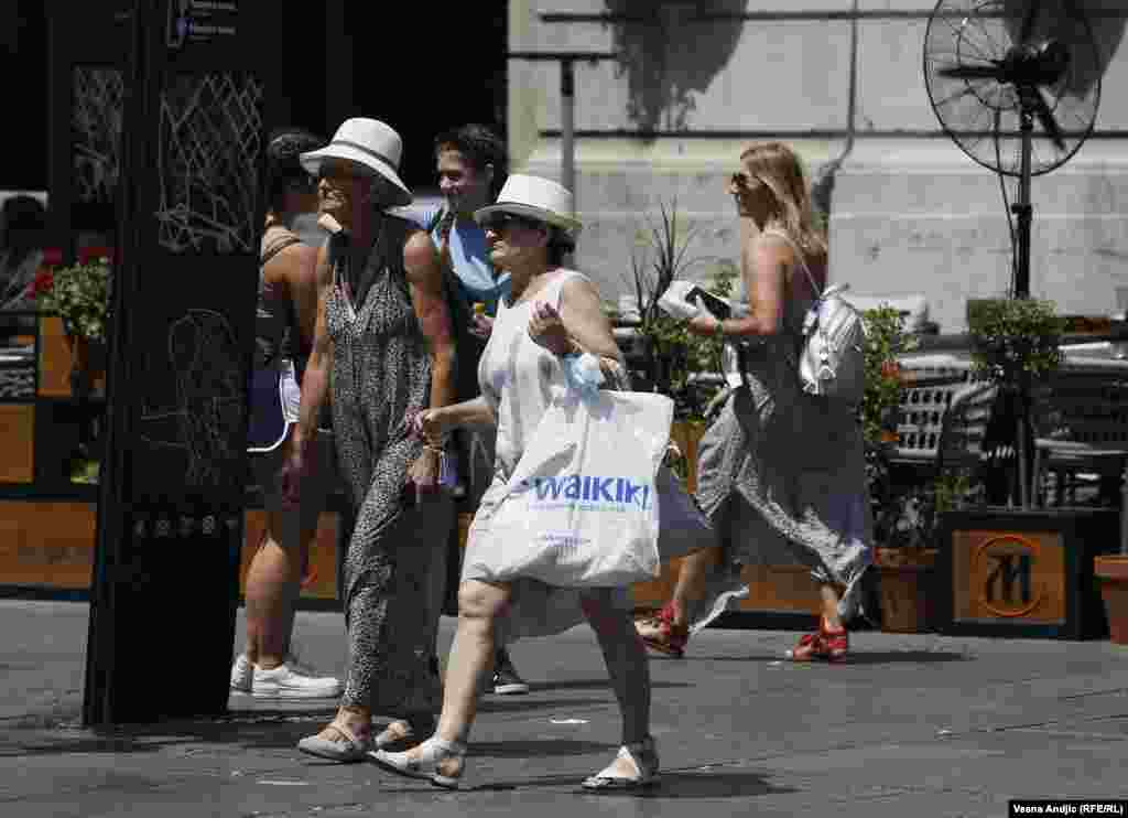U međuvremenu, meteorolozi upozoravanju da „staklena bašta“ greje Zemljine polove i ubrzano otapa sneg i led iznad Severnog mora, te da je zbog toga danas za 20 do 30 odsto smanjena površina pod glečerima.