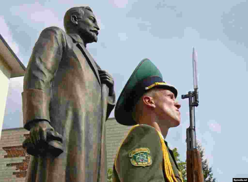 А этот памятник Дзержинскому был открыт 26 мая 2006 года в Минске 