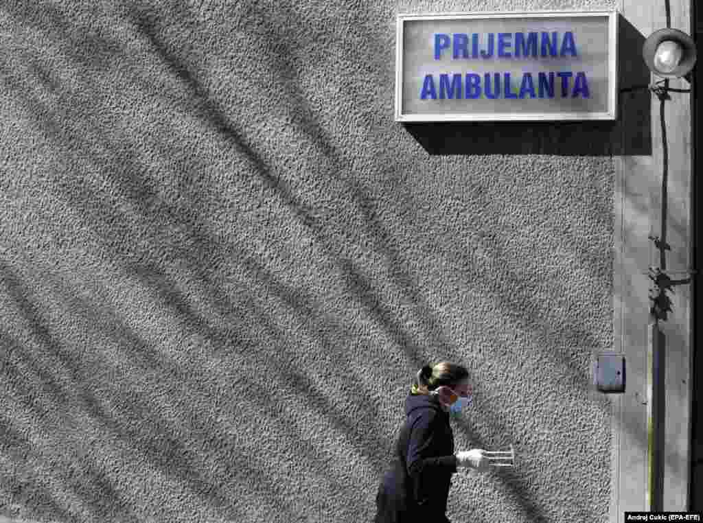 Medicinska radnica ispred Klinike za infektivne i tropske bolesti &quot;Prof. dr Kosta Todorović&quot;, Beograd, 16. mart