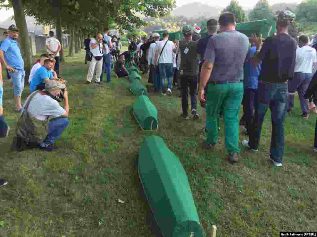 Перепоховання останків дев’яти недавно виявлених жертв геноциду на цвинтарі Потокарі, Сребрениця, Боснія і Герцеговина, 11 липня. Дивіться відео з церемонії ТУТ