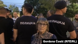 Borkinja za ljudska prava Nataša Kandić ispred policije i ekstremnih desničara na obeležavanju godišnjice genocida u Srerenici, u Beogradu, 11. jula 2021. godine. Levo, u beloj majici, je vođa ekstremno desnog pokreta Levijatan, Pavle Bihali