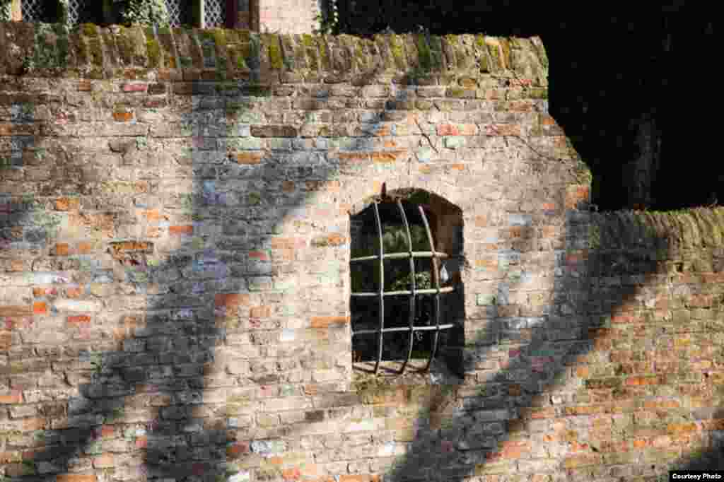 Откровение Иоанна Богослова описывает события, предшествующие Второму пришествию Иисуса Христа на землю, которые будут сопровождаться многочисленными чудесами - огнем с неба, воскрешением мертвых, явлением ангелов. Термин «Апокалипсис» поэтому употребляют для обозначения конца света