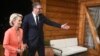 Aleksanadr Vučić, predsednik Srbije, dočekuje Ursulu von del Lejn (Ursula von der Leyen), predsednicu Evropske komisije, tokom njene posete Beogradu 29. septembra 2021.