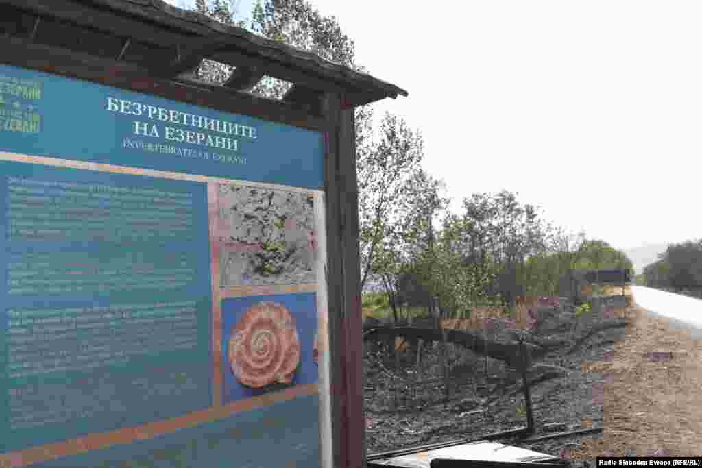 Spaljeni edukativni znakovi duž puta prije ulaza u Ezerane.