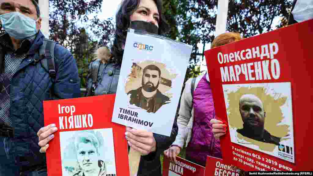 Тимур Ибрагимов является фигурантом второго бахчисарайского «дела Хизб ут-Тахрир». Российские силовики арестовали его в октябре 2017 года. Защитники крымчан, обвиняемых в причастности к запрещенной в России исламской организации, считают дела мотивированным по религиозному признаку. Переселенец Александр Марченко в феврале 2019 года поехал в оккупированный Донецк, чтобы забрать свой автомобиль. Представители группировки «ДНР» задержали и силой вывезли его в Россию по обвинению в якобы контрабанде. Сейчас Марченко находится в СИЗО Краснодарского края. Помимо статьи о контрабанде, ему инкриминируют шпионаж – статья предусматривает до 20 лет лишения свободы. Российский правозащитный центр  «Мемориал» признал Марченко политзаключенным