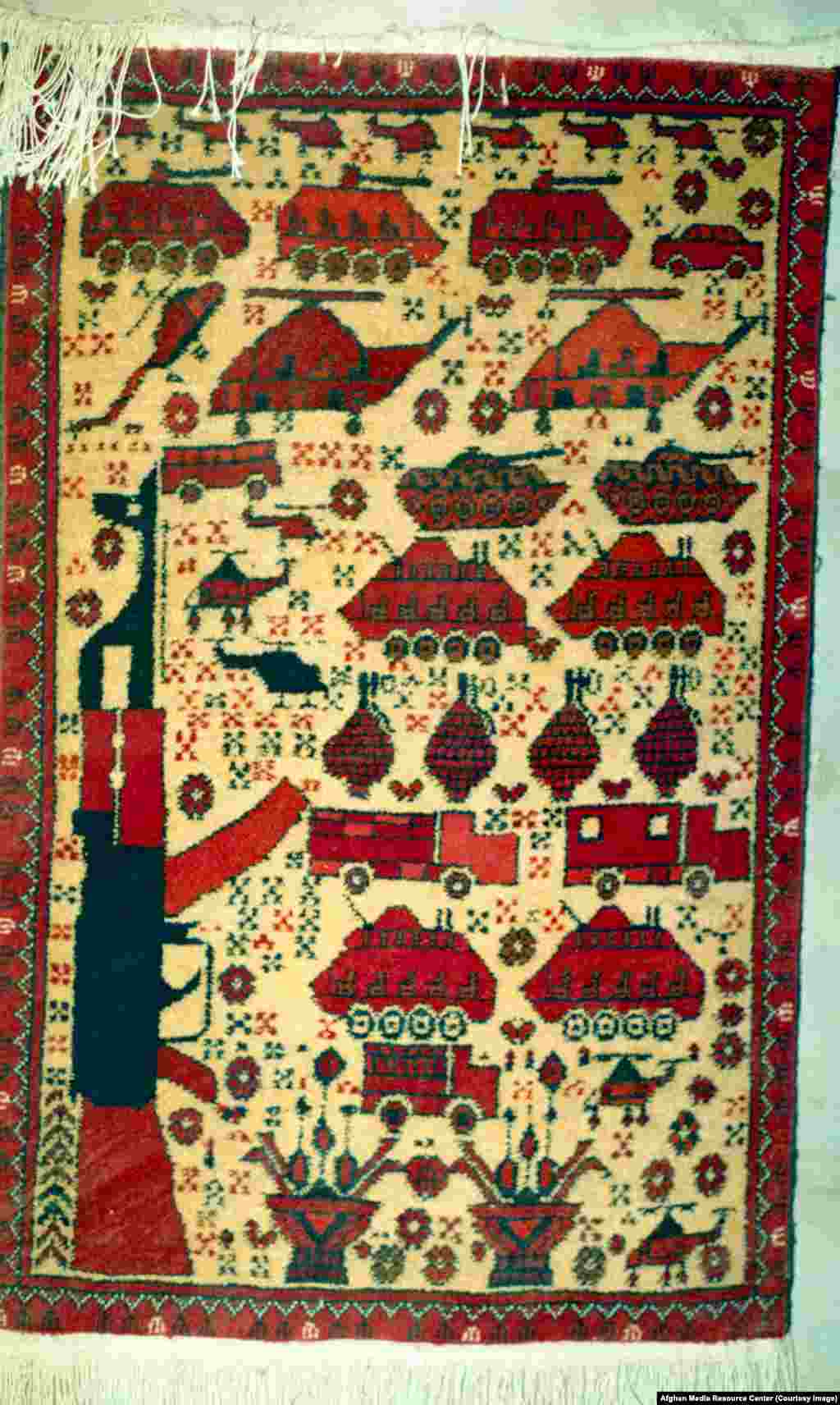 Sovjetsko naoružanje utkano u tepih koji su istkale Afganistanske izbjeglice.