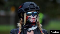 Pristalica kranje desne grupe "Proud Boys" na skupu u Portlanu, Oregon, SAD (septembar 2020.)