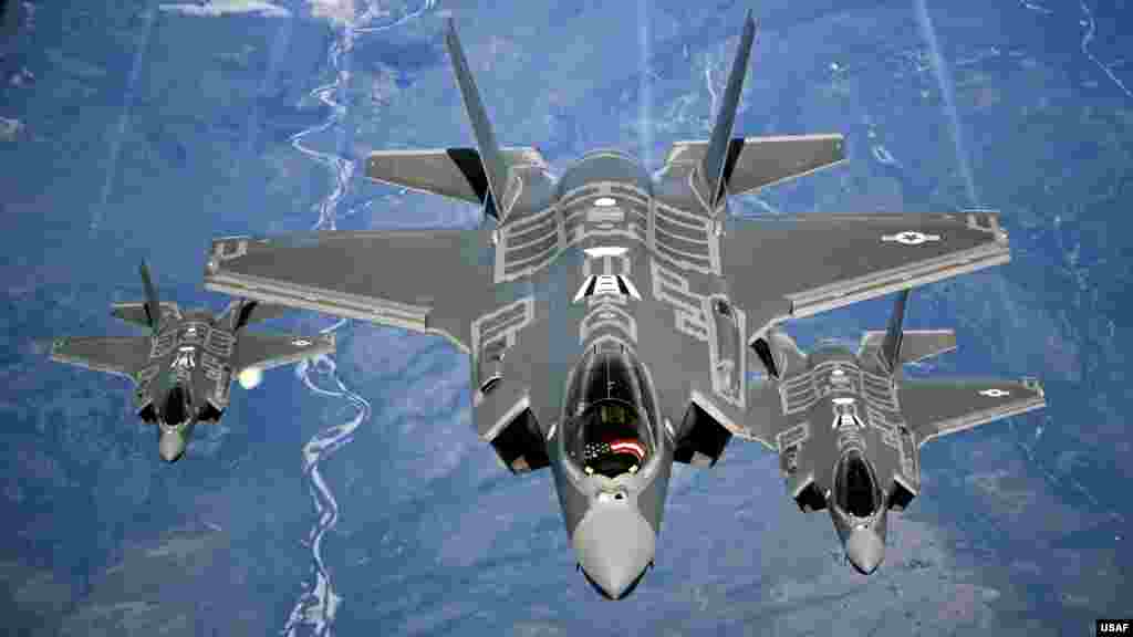 В 2016 году ВВС США получили F-35 "Молния II". Этот самолет меньше, чем F-22, но также принадлежит к истребителям пятого поколения, только обходится дешевле 