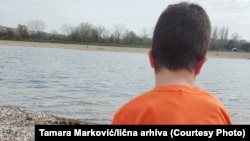 "Voli prirodu, voli da šeta i voli vodu i kupanje, nije bitno gde".