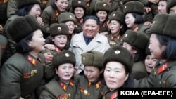 Лидер КНДР Ким Чен Ын в окружении военнослужащих женской роты Корейской народной армии
