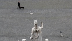 Fotografije pustih italijanskih gradova obilaze svet. Rimska Piazza del Popolo 13. marta 2020. Od evropskih država Italija je do sada najpogođenija korona virusom.
