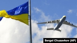 Український АН-225 «Мрія», найбільший у світі вантажний літак, пролітає над майданом Незалежності в Києві під час репетиції до військового параду з нагоди Дня Незалежності України. Київ, 21 серпня 2009 року