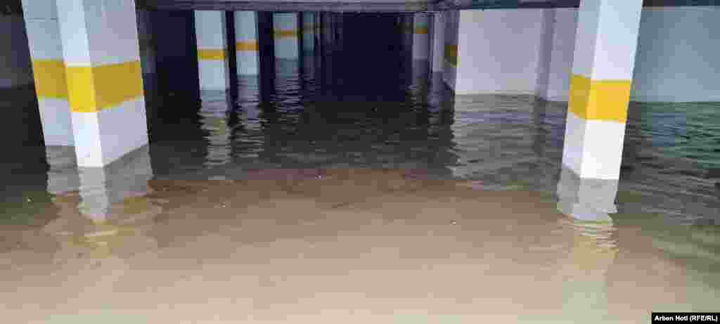 Kështu duket një garazh i një ndërtese në Fushë Kosovë, pas vërshimeve. 