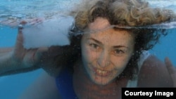 Елена Гусева в большом аквариуме со льдом в Аргентине