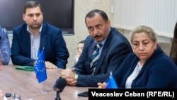 Reprezentanți ai comunității rome la o întâlnire cu ministra belgiană a Azilului și Migrației, care a avut loc la Chișinău, pe 13 mai 2025.