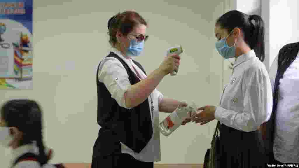 Učenicima u Dušanbeu se mjeri tjelesna temperature prvog dana škole 17. avgusta.