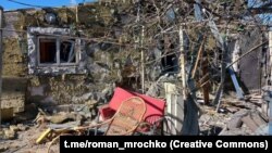 За даними МВА, в селищі зафіксували близько восьми «прильотів», під вогонь потрапили житлові будинки